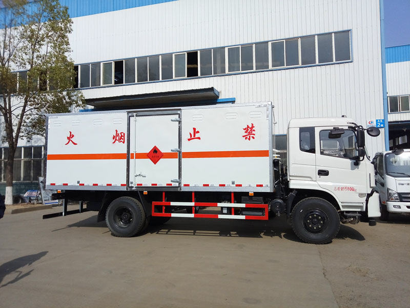 東風(fēng)6.1米(9噸)氣體廂式車(chē)