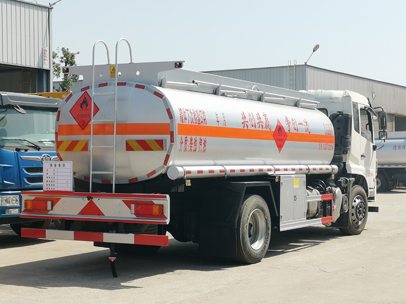 東風(fēng)錦程10噸運(yùn)油車(chē)